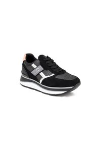 Sneaker atletica nera con materiali in mesh e suede, dettagli grigi e bianchi, design con lacci e suola bianca spessa.