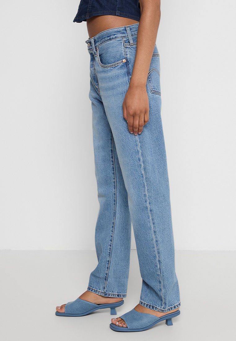 Jeans dritti blu chiaro realizzati in denim, con vita alta, classico design a cinque tasche e una finitura leggermente sbiadita.