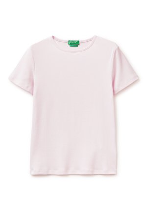 Hellrosa T-Shirt mit kurzen Ärmeln und Rundhalsausschnitt, mit einem grünen Etikett am Halsausschnitt vor weißem Hintergrund.