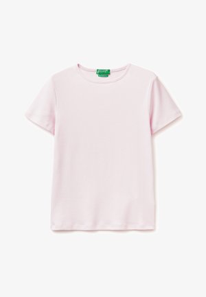 T-shirt rose clair à manches courtes et col rond avec une étiquette verte au niveau de l'encolure sur fond blanc.