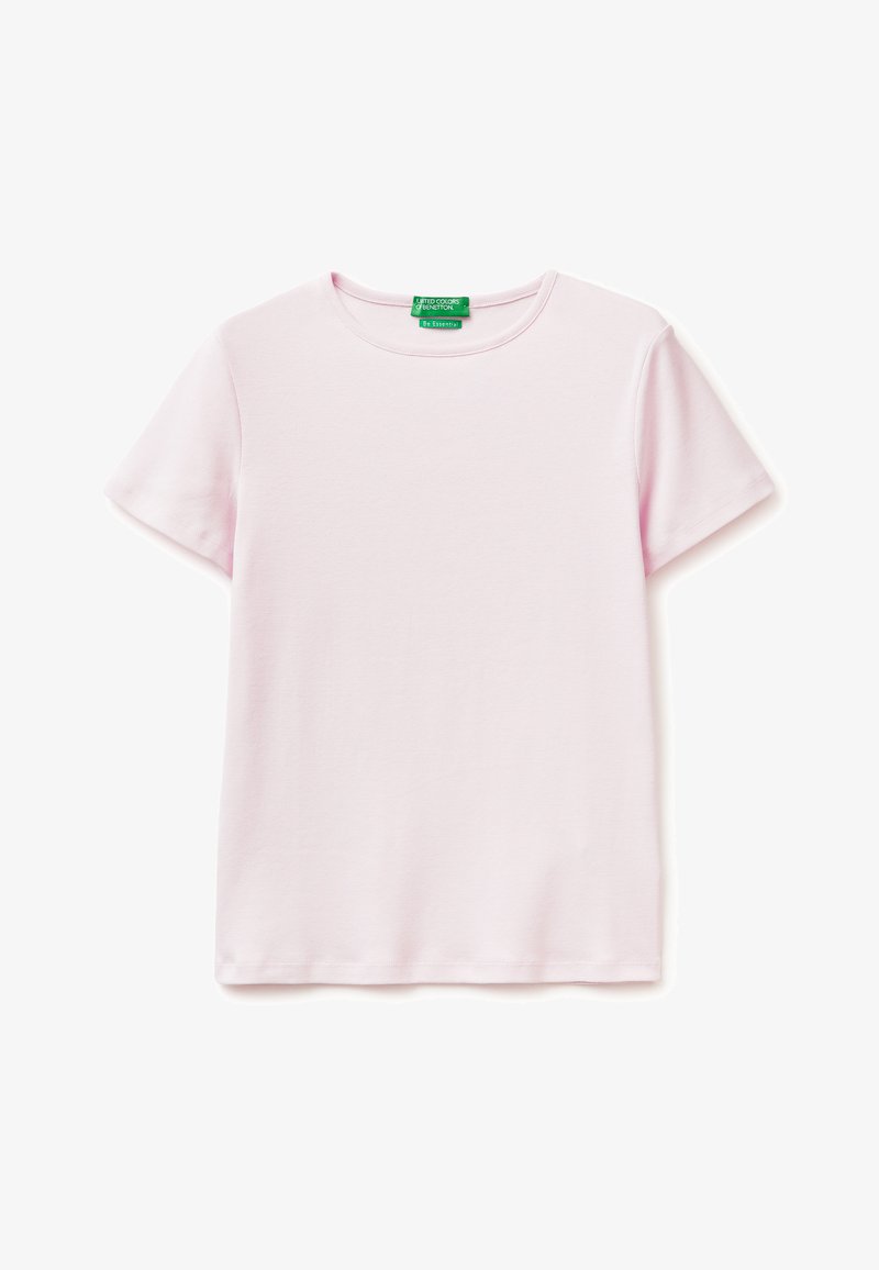 T-shirt rose clair à manches courtes et col rond avec une étiquette verte au niveau de l'encolure sur fond blanc.