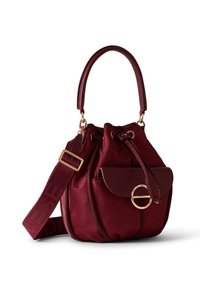 Borsa a secchiello bordeaux con texture, manico in pelle, tracolla regolabile in tessuto, tasca anteriore con pattina e chiusura circolare dorata.