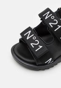 N°21 UNISEX - Sandaalit nilkkaremmillä - black