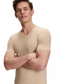Beige, aansluitend t-shirt met korte mouwen en een ronde hals, met een gladde textuur en rekbare stof, geschikt voor lagen of casual gebruik.