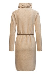 Abito beige realizzato in tessuto morbido con scollo a cappuccio, maniche lunghe e una cintura intrecciata marrone in vita. Presenta una sottile trama in tutta la sua superficie.