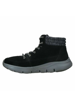 Czarny sneaker typu high-top z szarą, wyściełaną kołnierzem wokół kostki, sznurowadłami we wzory oraz grubą, szarą gumową podeszwą.