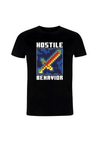 Černé tričko s pixel art mečem na modrém pozadí a textem "HOSTILNÍ CHOVÁNÍ" nad a pod designem.