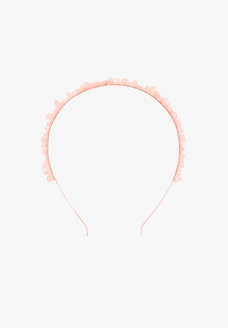 Roze haarband met een koperen frame, voorzien van kleine, gepolijste roze stenen die langs de bovenrand zijn bevestigd, wat een gestructureerd uiterlijk creëert.