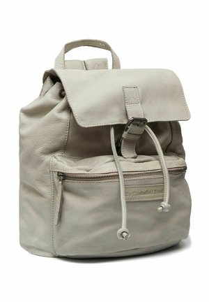 Zaino in pelle beige chiaro con tasca frontale con zip, chiusura a coulisse, pattina con fibbia e manico superiore.