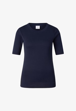 Granatowy dopasowany T-shirt z krótkim rękawem, okrągłym dekoltem oraz małą białą metką wewnątrz kołnierzyka.