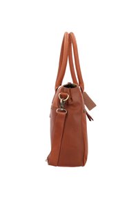 Bruine leren handtas met twee lange handvatten, een afneembare schouderriem en een rits bovenkant. Kenmerkt zich door een zijvak met een gouden hardware accent.