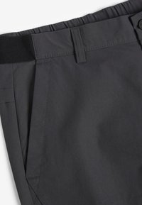 Mørkegrå shorts med elastisk talje, knaplukning og forlommer. Stoffet er glat med synlige sømdetaljer.