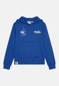 Sudadera con capucha azul hecha de un tejido suave, con un bolsillo frontal. Incluye un gráfico blanco de un personaje y el nombre de la marca en el pecho.