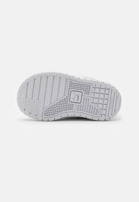 Puma CALI DREAM MARBLE - Tenisky - white/rose gold