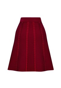 Jupe rouge évasée avec un motif texturé, présentant des rayures verticales et une ceinture large. Le tissu a une trame structurée.