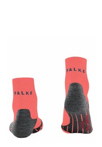 Koralowe i szare sportowe skarpetki o prążkowanej fakturze. Na górnej części znajduje się logo, a pięta i palce są wyściełane szarą poduszeczką.