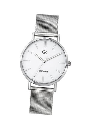 Montre avec un bracelet en maille argentée, un cadran blanc, des index et des aiguilles argentés. Elle arbore les inscriptions "Go" et "GIRL ONLY" sur le cadran.