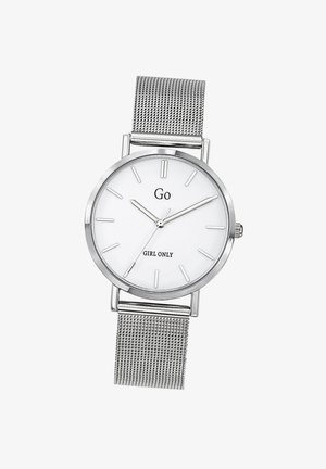 Montre avec un bracelet en maille argentée, un cadran blanc, des index et des aiguilles argentés. Elle arbore les inscriptions "Go" et "GIRL ONLY" sur le cadran.