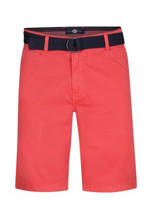 Pantalones cortos de algodón rojos con un cinturón azul marino, que cuenta con una hebilla de metal circular, diseño de frente plano y dobladillo cosido.