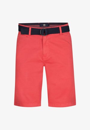 Pantalones cortos de algodón rojos con un cinturón azul marino, que cuenta con una hebilla de metal circular, diseño de frente plano y dobladillo cosido.