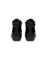 Schwarze Lack-Ankle-Boots mit Kunstfellfutter, glatter Oberfläche, hinteren Reißverschlüssen und texturierten Gummisohlen, entworfen für Komfort und Wärme.