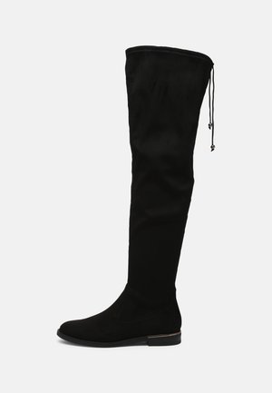 Botte noire plate au-dessus du genou avec un bout arrondi, un talon bas et un cordon ajustable à nouer à l'arrière du haut pour un maintien sécurisé.