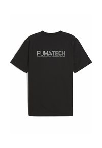Sort T-shirt med korte ærmer, der har "PUMATECH" logoet på ryggen, med et slogan om konstrueret teknologi til ydeevne.
