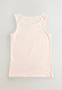 Helles rosa, enges Tanktop aus weicher Baumwolle. Verfügt über breite Armausschnitte, einen runden Ausschnitt und eine glatte, schlichte Textur.