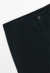 Schwarze Baumwollhosen mit Knopfverschluss, flacher Vorderseite und seitlichen Taschen in glatter Textur. Keine sichtbaren Muster oder Akzente.