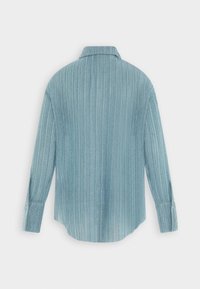 Jasnoniebieska, prążkowana koszula z długim rękawem, z kołnierzykiem, z guzikami przy mankietach i lekko zaokrąglonym dołem. Tkanina ma miękki, teksturowany wygląd.
