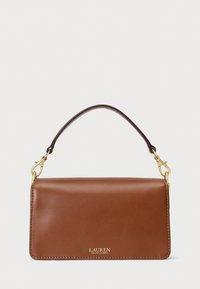 Hnědá kožená kabelka přes rameno se zlatým kováním a logem "Lauren Ralph Lauren" vyraženým na předním klopě.