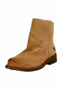 Stivaletto in suede beige con punta rotonda, tacco basso e un delicato motivo a farfalla sul lato, caratterizzato da una texture liscia e cuciture minime.