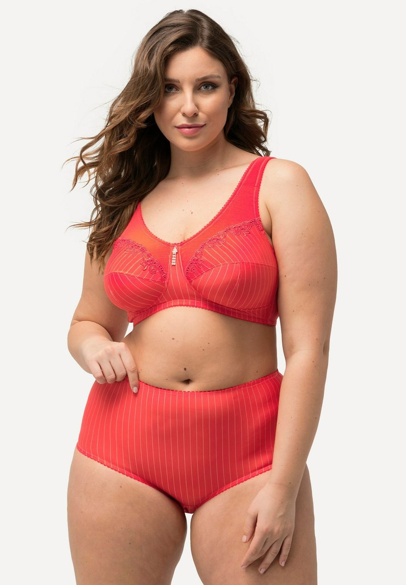 Soutien-gorge rayé rouge et culotte taille haute avec des détails en dentelle florale, tissu doux, larges bretelles et un accent décoratif central sur le soutien-gorge.