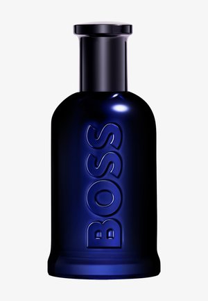 Dunkelblaue glänzende Flasche mit erhabenem vertikalem Schriftzug "BOSS" vorne, abgerundeter Verschluss, wahrscheinlich ein Parfüm- oder Kölnischwasserbehälter.
