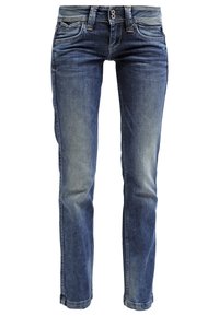 Vaqueros de mezclilla azul con un corte de pierna recta, que presentan un lavado desgastado, cinco bolsillos y un cierre de botón. Acentos de costura mínimos.