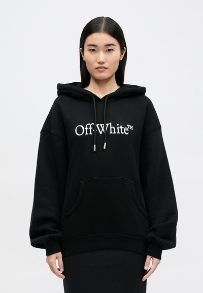Černá oversized mikina vyrobená z měkké tkaniny, s přední kapsou a šňůrkami, s výrazným bílým logem "Off-White™".
