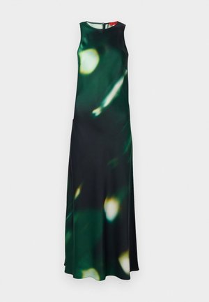 Maxikleid aus dunkelgrünem Stoff mit einem verschwommenen Lichtmuster. Es hat einen hohen Kragen, ein ärmelloses Design und einen seitlichen Schlitz, der mit einem Reißverschluss auf der Rückseite geschlossen wird.