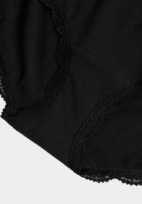 Calzoncillos de algodón negros con una textura suave, con un delicado borde de encaje a lo largo de los bordes y un diseño clásico de slip.