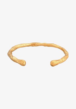 Goldene Armreifen aus einem strapazierfähigen Metallmaterial mit einer strukturierten Oberfläche, die eine organische, verdrehte Form und verjüngte Enden aufweist.