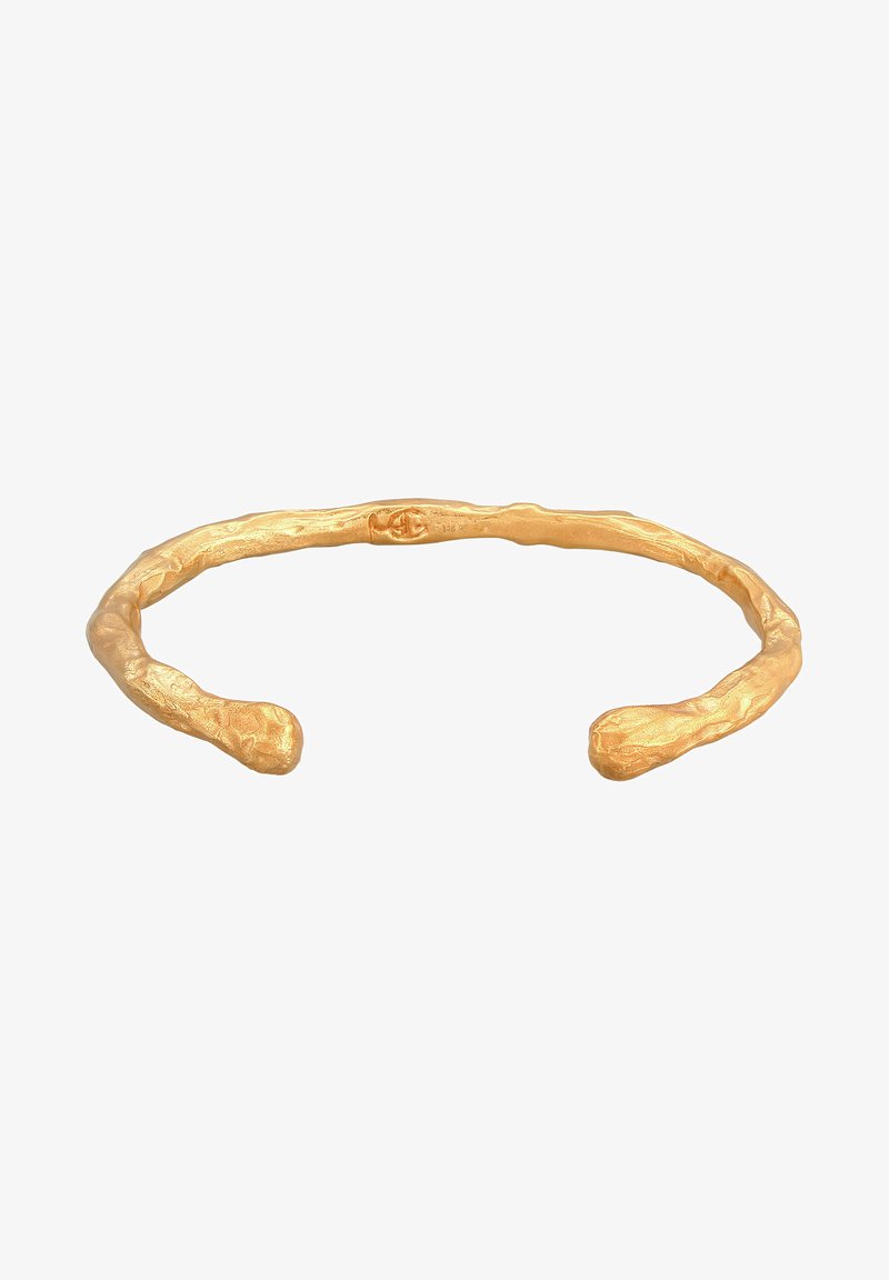 Kuldne käevõru tekstureeritud pinnaga, millel on orgaaniline, keerdunud kuju ja kitsenevad otstid, valmistatud vastupidavast metallmaterjalist.