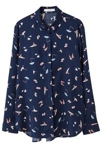 Camicia button-up blu navy con una stampa giocosa a tema estivo, che presenta stelle, ombrelli e bagnanti, realizzata in tessuto leggero.