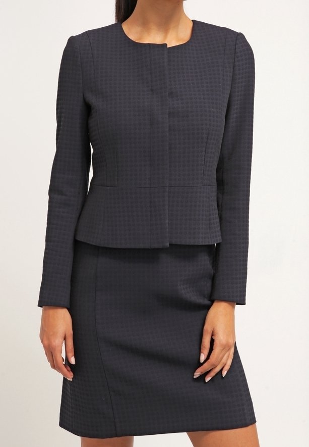 Abito blu scuro con blazer aderente caratterizzato da un sottile motivo a quadrati e maniche lunghe, abbinato a una gonna a matita coordinata.