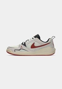 Scarpe da basket Nike con tomaia in rete bianca, accenti grigi, logo rosso, dettagli neri e suola beige con suola rossa.