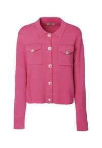 Cárdigan de punto rosa con cuello, mangas largas, dos bolsillos frontales y botones en tono plateado.