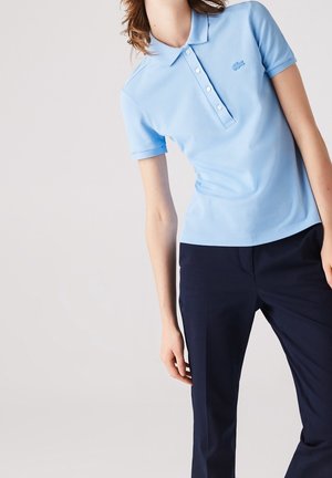 Lichtblauw poloshirt van gladde stof, met een klassieke kraag, een drieknoopssluiting en een klein logo op de borst.