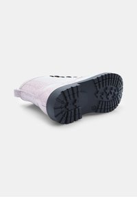 Stivale glitter rosa con suola in gomma nera. Le suole spesse offrono trazione. Presenta una linguetta sul retro per una facile vestibilità.