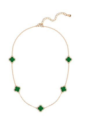 Collier chaîne en or avec cinq pendentifs verts en forme de trèfle à quatre feuilles, chacun bordé de petites pierres blanches, et une fermeture ajustable.