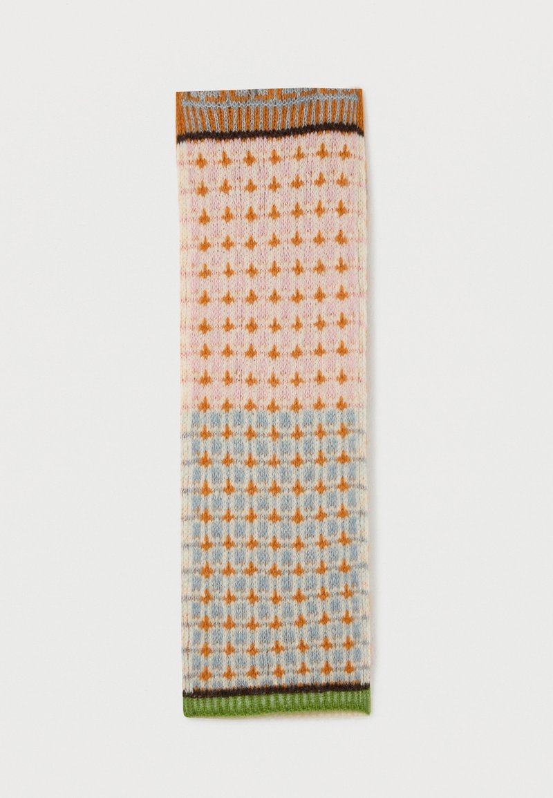 Pruhované ponožky s ružovým horným segmentom s oranžovými bodkami, prechádzajúce do modro-oranžového kockovaného vzoru, s zeleným rebrovaným lemom.