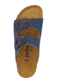 Sandal in denim blu con due fibbie circolari marroni regolabili, soletta morbida color tan e suola arrotondata per il comfort.