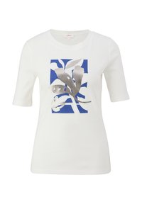 Witte katoenen t-shirt met een blauw en zilver bladerenprint. Ronde halslijn en korte mouwen. Gladde textuur zonder zichtbare hardware.